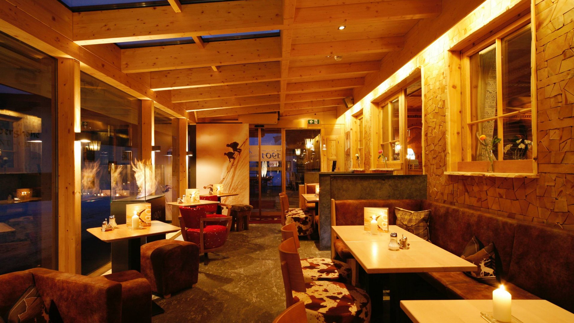 The lounge bar in your ski hotel at the Arlberg