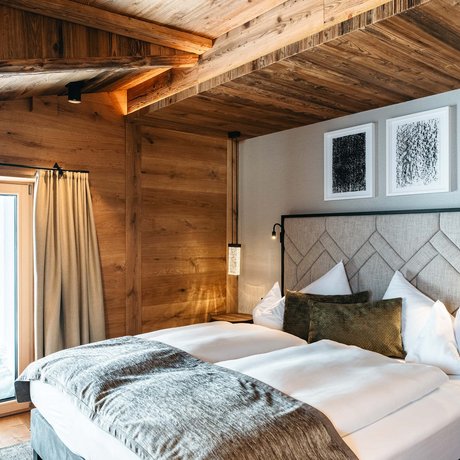Ihre Unterkunft in St. Christoph am Arlberg: Bilder Gemütliches Schlafzimmer mit Holzdecke und modernem Doppelbett