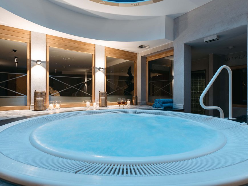Maiensee: Ihr Wellnesshotel bei St. Anton Runder Whirlpool in einem modernen Wellnessraum mit Sternenhimmel-Decke