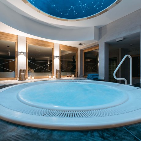 Ihre Unterkunft in St. Christoph am Arlberg: Bilder Runder Whirlpool in einem modernen Wellnessraum mit Sternenhimmel-Decke