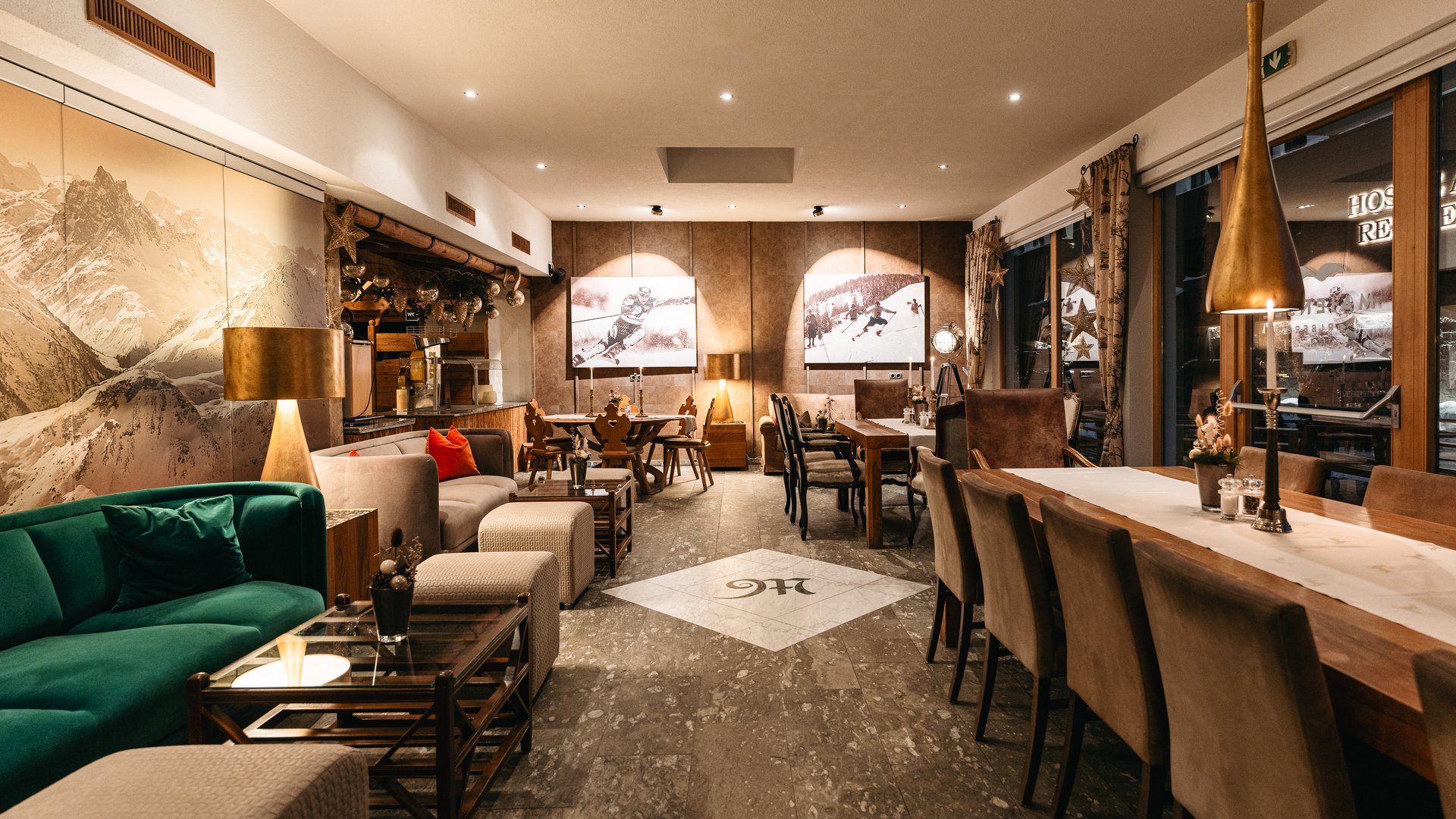 Zum Pressebereich des Hotel Maiensee Gemütliche Restaurantlounge mit Holzmöbeln und Bergbildern an der Wand