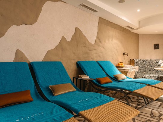 Hotel Maiensee: your hotel in St. Christoph Cozy relaxation room with blue lounge chairs and calm ambiance