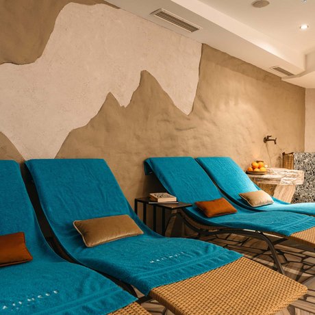 Ihre Unterkunft in St. Christoph am Arlberg: Bilder Gemütlicher Ruheraum mit blauen Liegen und entspannter Atmosphäre