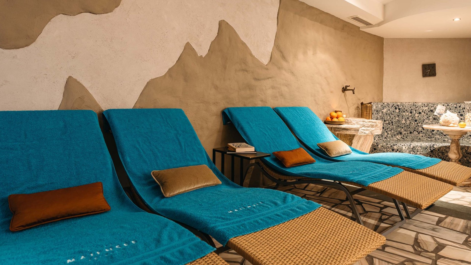 Maiensee: Ihr Wellnesshotel bei St. Anton Entspannungsraum mit blauen Liegestühlen und dekorativem Wanddesign