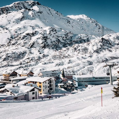 Ihre Unterkunft in St. Christoph am Arlberg: Bilder Verschneite Berglandschaft mit Skilift und Dorf im Tal