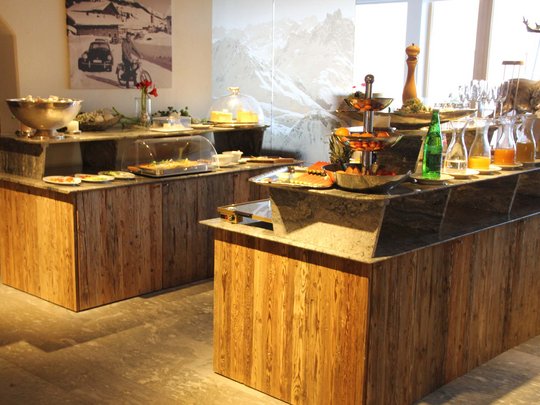 Hotel Maiensee: your hotel in St. Christoph Buffet with fresh fruit, drinks, and appetizers in a cozy room
