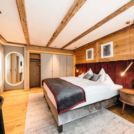 Ihre Unterkunft in St. Christoph am Arlberg: Bilder Gemütliches modernes Schlafzimmer mit Holzelementen und weichem Teppich