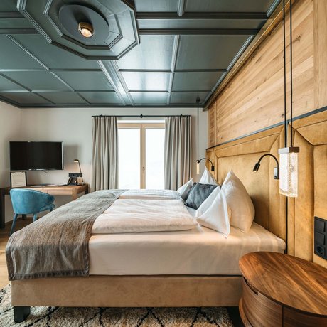 Ihre Unterkunft in St. Christoph am Arlberg: Bilder Modern eingerichtetes Schlafzimmer mit Holzverkleidung und TV