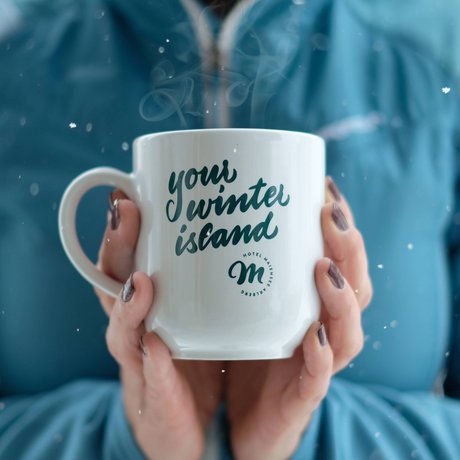 Ihre Unterkunft in St. Christoph am Arlberg: Bilder Person hält dampfende Tasse mit dem Schriftzug your winter island