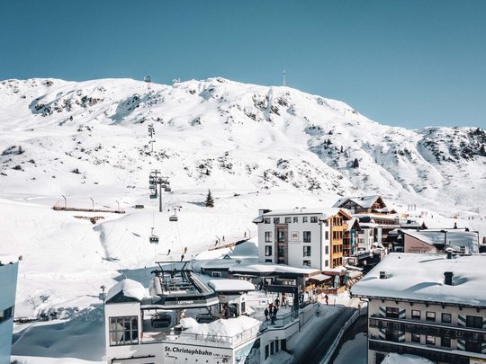 Arlberg: Ihr Hotel an der Piste Winterresort St. Christoph mit Skilift und schneebedeckten Bergen