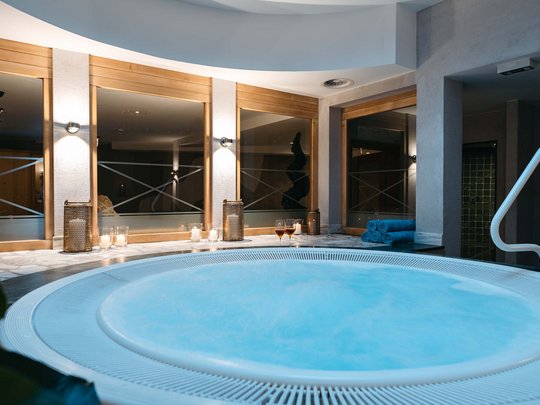 Maiensee: Ihr Wellnesshotel bei St. Anton Moderner Whirlpool im Innenbereich mit Kerzen und Handtüchern