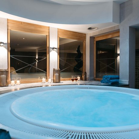 Ihre Unterkunft in St. Christoph am Arlberg: Bilder Moderner Whirlpool im Innenbereich mit Kerzen und Handtüchern