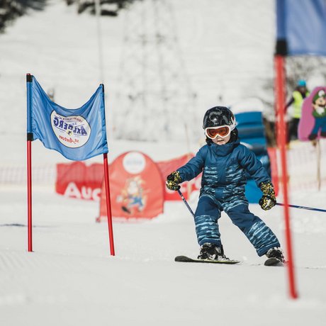Ihre Unterkunft in St. Christoph am Arlberg: Bilder Kleines Kind lernt Skifahren zwischen blau-roten Trainingsfahnen im Schnee