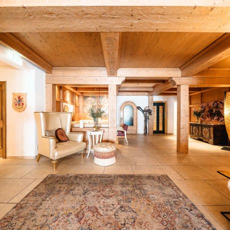 Ihre Unterkunft in St. Christoph am Arlberg: Bilder Gemütlicher Empfangsbereich mit Holzdecke und bequemen Sesseln