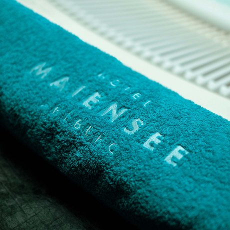 Ihre Unterkunft in St. Christoph am Arlberg: Bilder Blaues Badetuch mit Aufschrift am Rand eines Pools