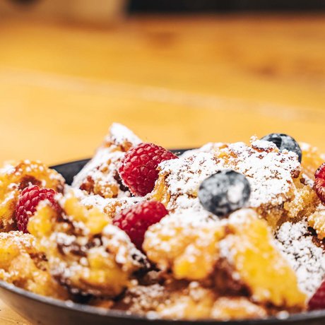 Ihre Unterkunft in St. Christoph am Arlberg: Bilder Kaiserschmarrn mit Puderzucker, Himbeeren und Blaubeeren in Pfanne