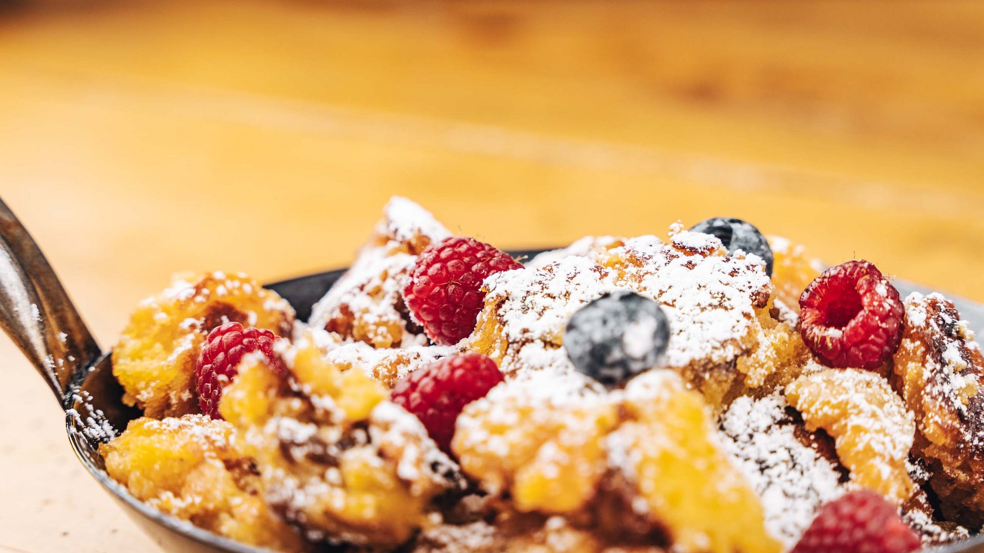 Maiensee, Ihr Hotel in Sankt Christoph: Kulinarik Kaiserschmarrn mit Puderzucker, Himbeeren und Blaubeeren in Pfanne