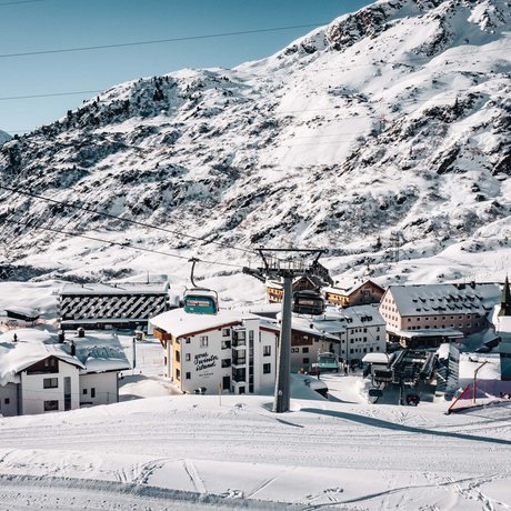 Ihre Unterkunft in St. Christoph am Arlberg: Bilder Skigebiet mit Sessellift und schneebedeckten Bergen im Hintergrund