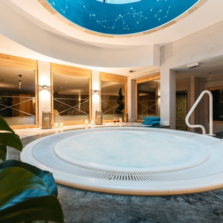 Ihre Unterkunft in St. Christoph am Arlberg: Bilder Runder Whirlpool in luxuriösem Spa-Raum mit Kerzen und Sternenhimmel-Decke