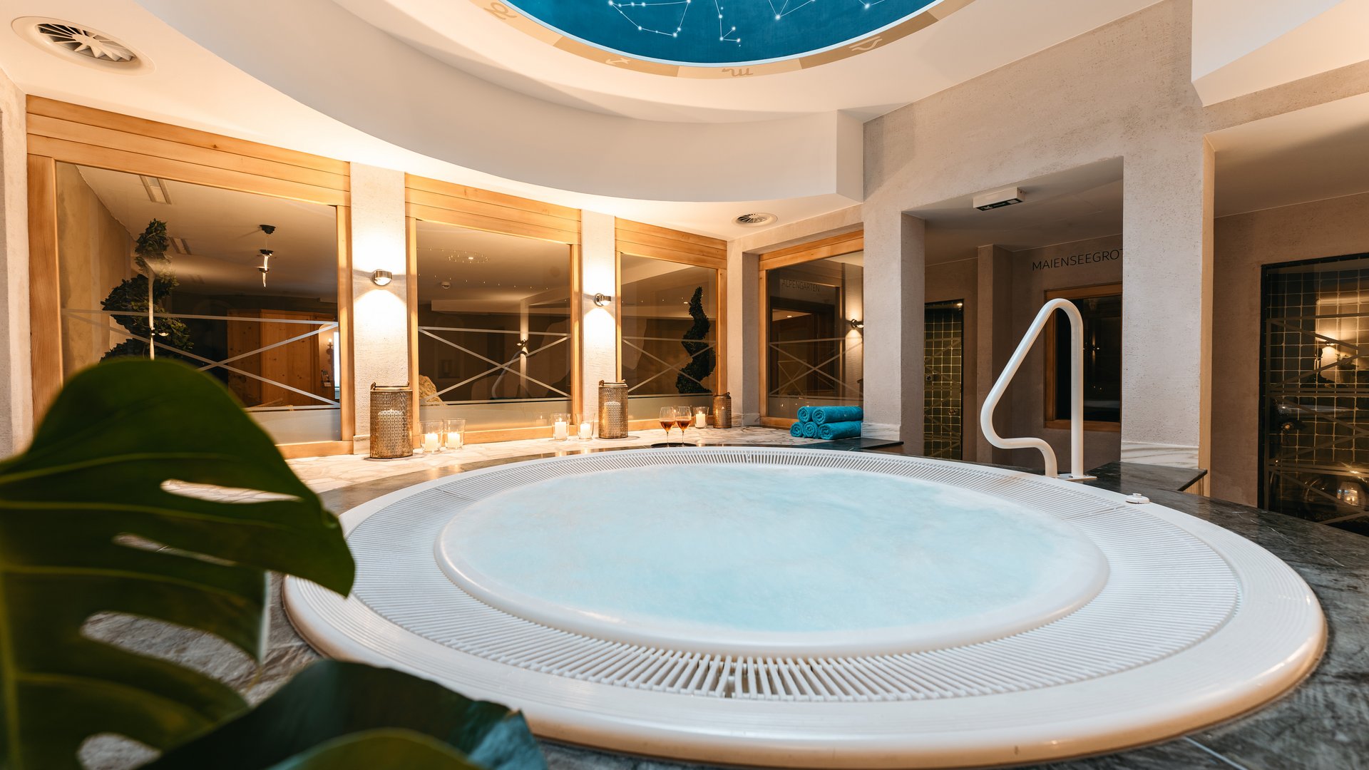 Zum Pressebereich des Hotel Maiensee Runder Whirlpool in einem eleganten Spa mit Sternenhimmel-Decke
