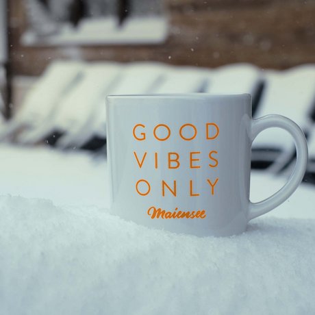 Ihre Unterkunft in St. Christoph am Arlberg: Bilder Tasse mit Aufschrift Good vibes only im Schnee vor einer Bank