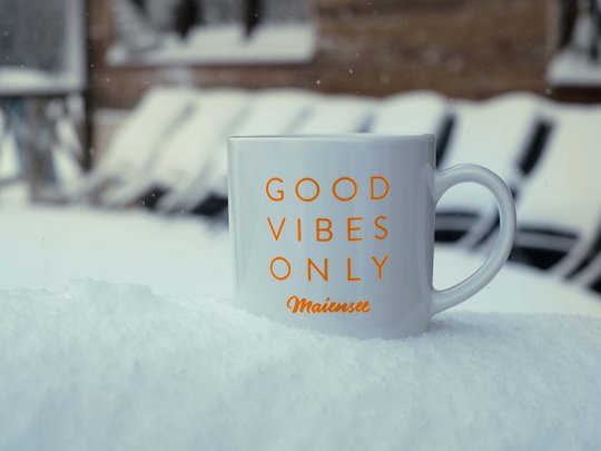 Premium burgers at the ski hotel near St. Anton am Arlberg Mug with Good vibes only text in snow in front of a bench