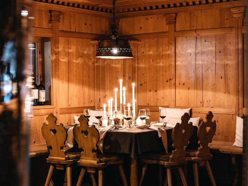 Maiensee, Ihr Hotel in Sankt Christoph: Kulinarik Gemütliches Holzesstisch-Set mit Kerzenlicht und Stühlen in einem traditionellen Raum