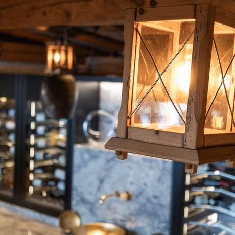 Ihre Unterkunft in St. Christoph am Arlberg: Bilder Holzlaterne mit warmem Licht in einer rustikalen Umgebung