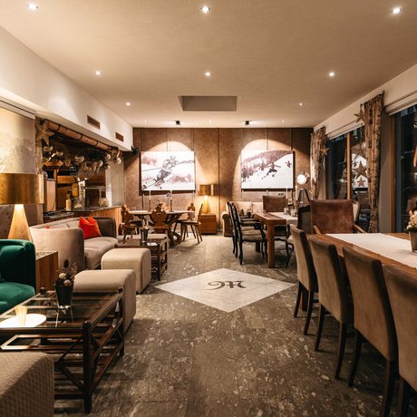 Ihre Unterkunft in St. Christoph am Arlberg: Bilder Gemütlicher Restaurantinnenraum mit Holzmöbeln und alpiner Dekoration