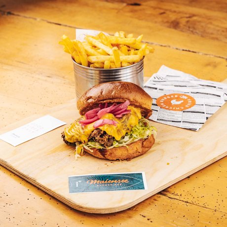 Ihre Unterkunft in St. Christoph am Arlberg: Bilder Burger mit Käse, Salat und Pommes auf Holzbrett serviert