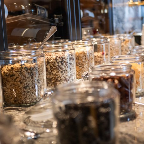 Ihre Unterkunft in St. Christoph am Arlberg: Bilder Viele Gläser mit verschiedenen Frühstückszutaten auf einer Theke