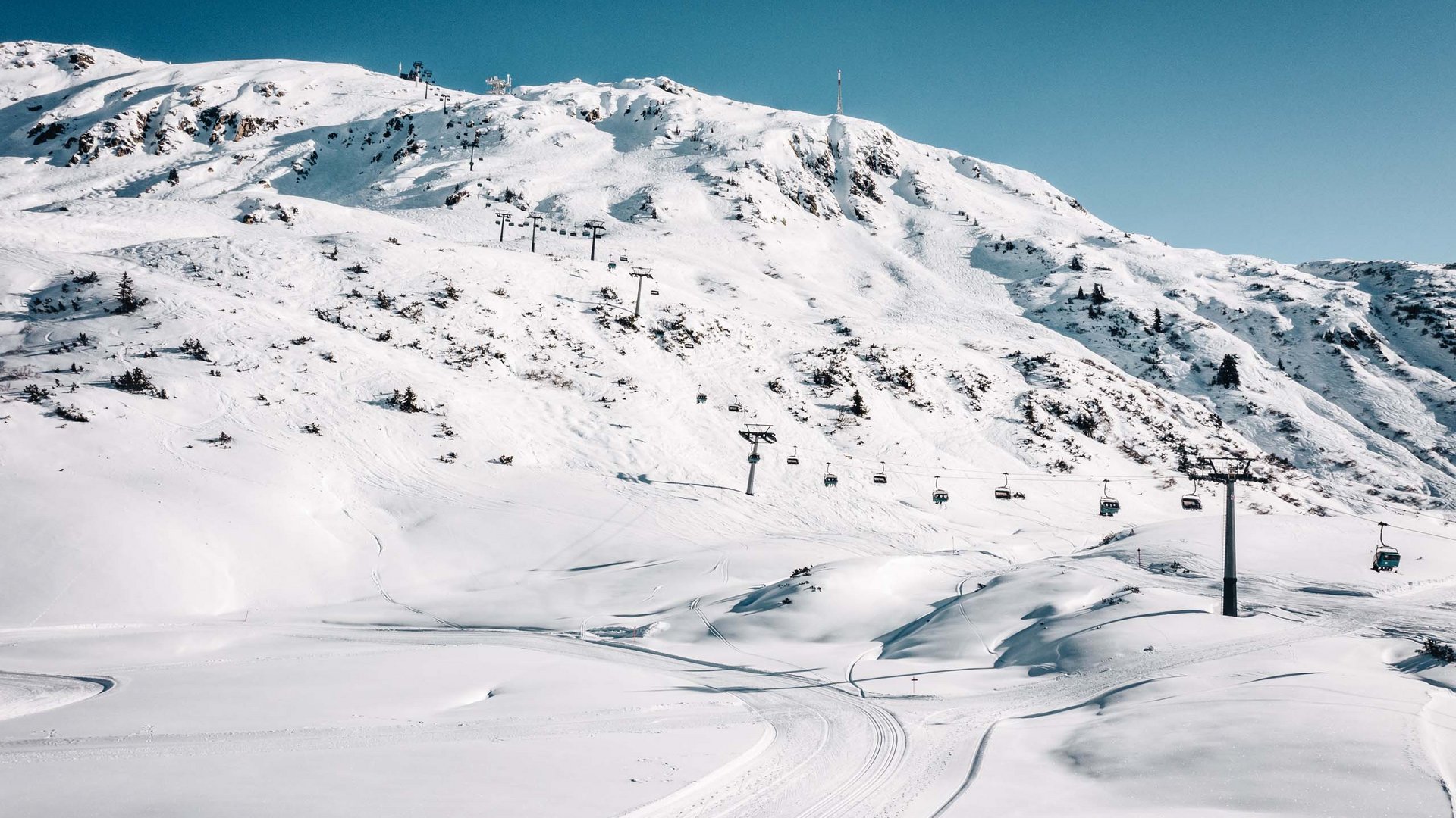 Hotel Maiensee: your hotel in St. Christoph Snow-covered mountain with ski lift and clear sky