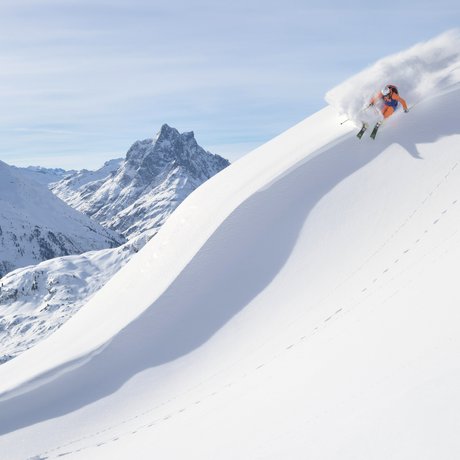 Ihre Unterkunft in St. Christoph am Arlberg: Bilder Skifahrer fährt auf steilem schneebedecktem Hang in den Alpen