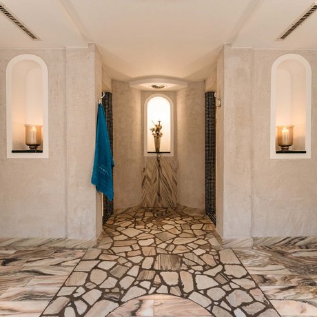 Ihre Unterkunft in St. Christoph am Arlberg: Bilder Eleganter Duschbereich mit Marmorfliesen und Kerzenbeleuchtung