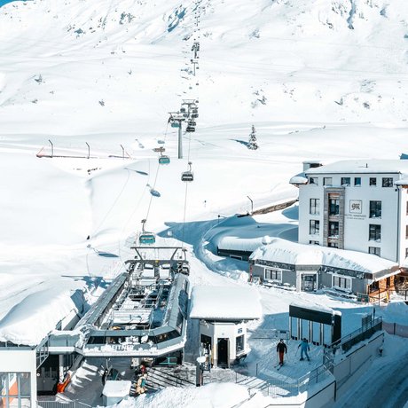 Ihre Unterkunft in St. Christoph am Arlberg: Bilder Seilbahnstation und Schneelandschaft mit Hotel im Winter