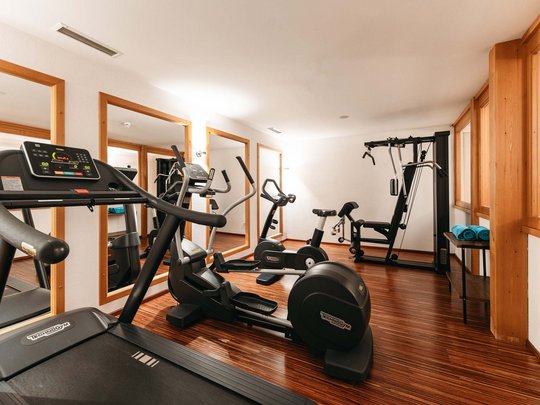 Maiensee: Ihr Wellnesshotel bei St. Anton Kleines Fitnessstudio mit Laufband, Fahrradergometer und Kraftgerät
