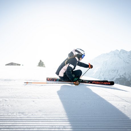 Ihre Unterkunft in St. Christoph am Arlberg: Bilder Person macht Skifahren auf schneebedecktem Hang mit Bergkulisse im Hintergrund