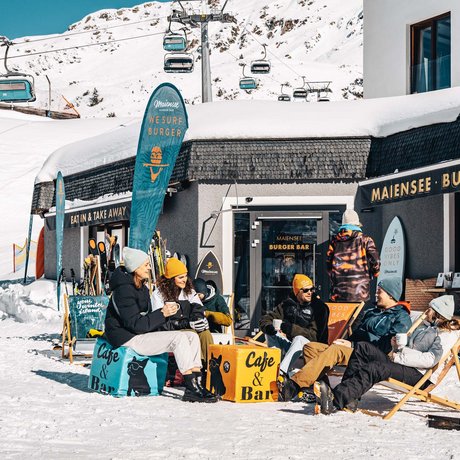 Ihre Unterkunft in St. Christoph am Arlberg: Bilder Gruppe von Menschen sitzt vor einem Bergcafé im Schnee