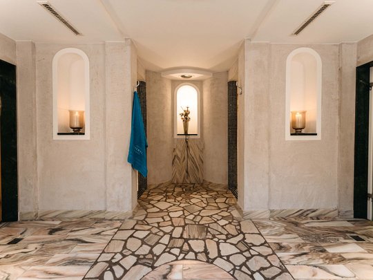 Maiensee: Ihr Wellnesshotel bei St. Anton Moderner Wellnessbereich mit Mosaikfliesenboden und Beleuchtung in Nischen