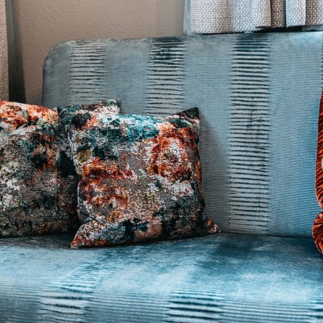 Ihre Unterkunft in St. Christoph am Arlberg: Bilder Bunte Kissen auf einem blauen, gestreiften Sofa vor Vorhängen