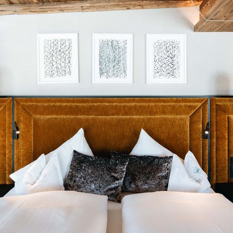 Ihre Unterkunft in St. Christoph am Arlberg: Bilder Modernes Schlafzimmer mit braunem Kopfteil und weißer Bettwäsche
