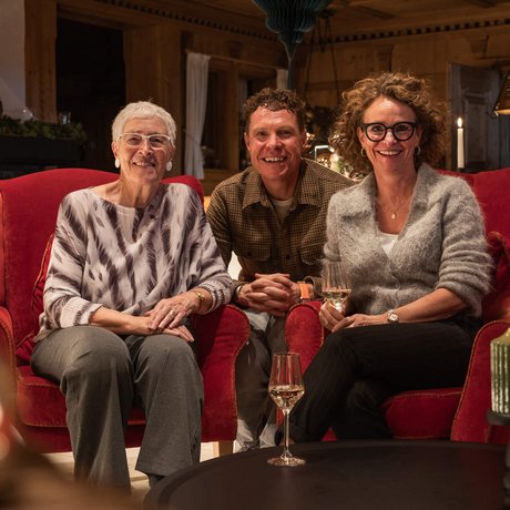 Ihre Unterkunft in St. Christoph am Arlberg: Bilder Drei lächelnde Menschen auf roten Sesseln in gemütlichem Wohnzimmer