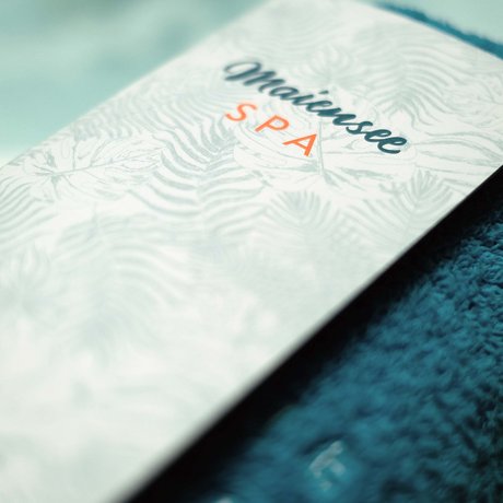 Ihre Unterkunft in St. Christoph am Arlberg: Bilder Omaiersee Spa Karte auf einem blauen Handtuch