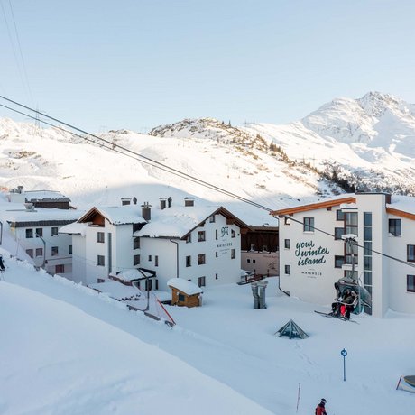 Ihre Unterkunft in St. Christoph am Arlberg: Bilder Schneebedeckte Alpenlandschaft mit Seilbahn und winterlichem Resort