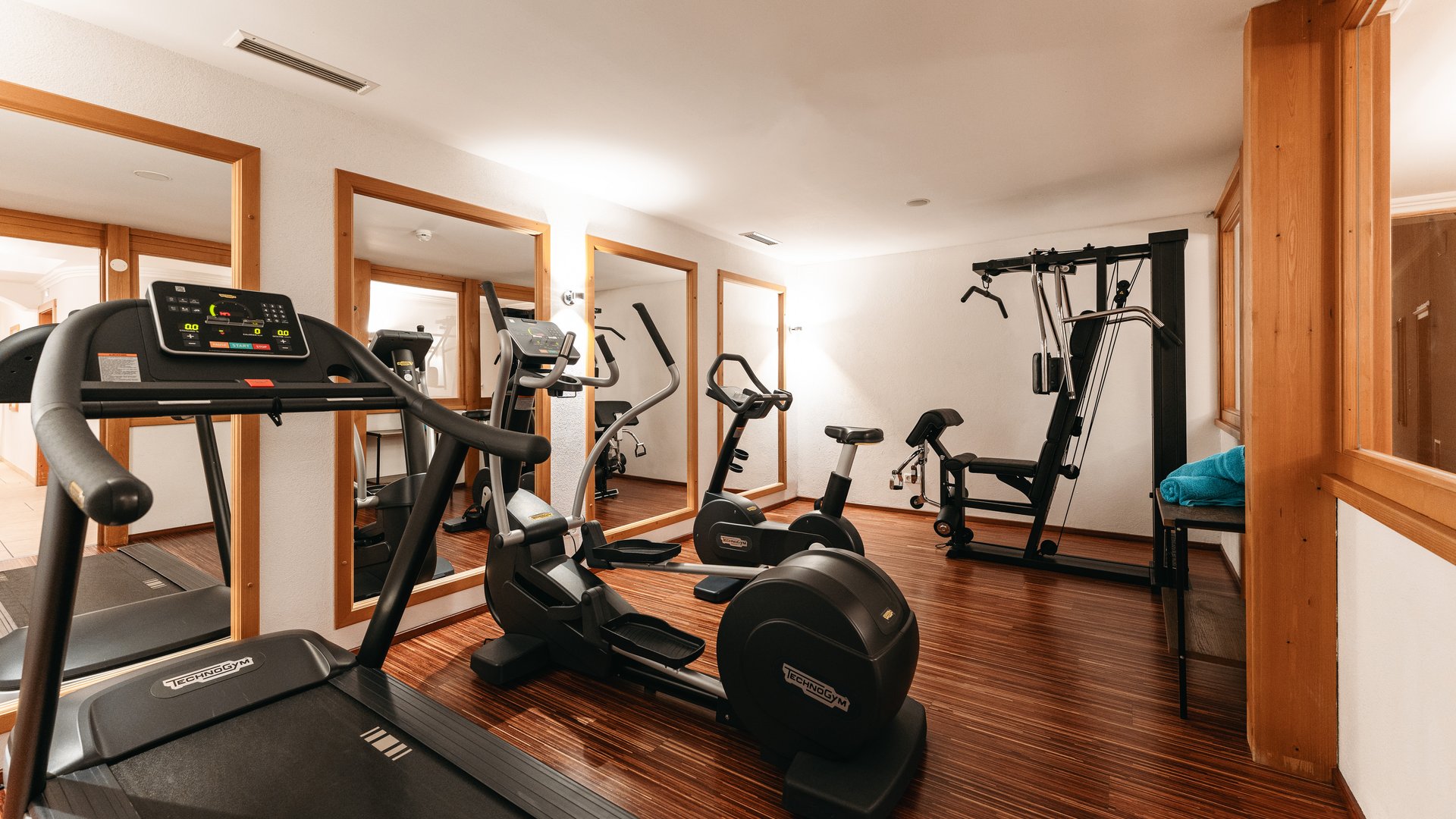 Zum Pressebereich des Hotel Maiensee Kleines Fitnessstudio mit Trainingsgeräten und Spiegeln