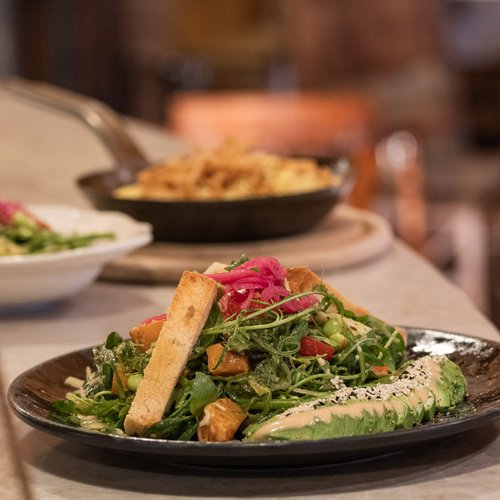 Genuss pur im 4-Sterne-Hotel in St. Anton Frischer Salatteller mit Avocado, geröstetem Brot und buntem Gemüse