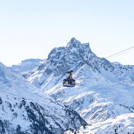 Ihre Unterkunft in St. Christoph am Arlberg: Bilder Seilbahn über schneebedeckte Berge mit klarem Himmel