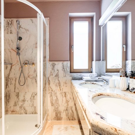 Ihre Unterkunft in St. Christoph am Arlberg: Bilder Badezimmer mit Duschkabine, Marmorfliesen und Doppelwaschbecken